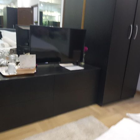 Mirrors Room Mega Mall National Arena Bucareste Exterior foto